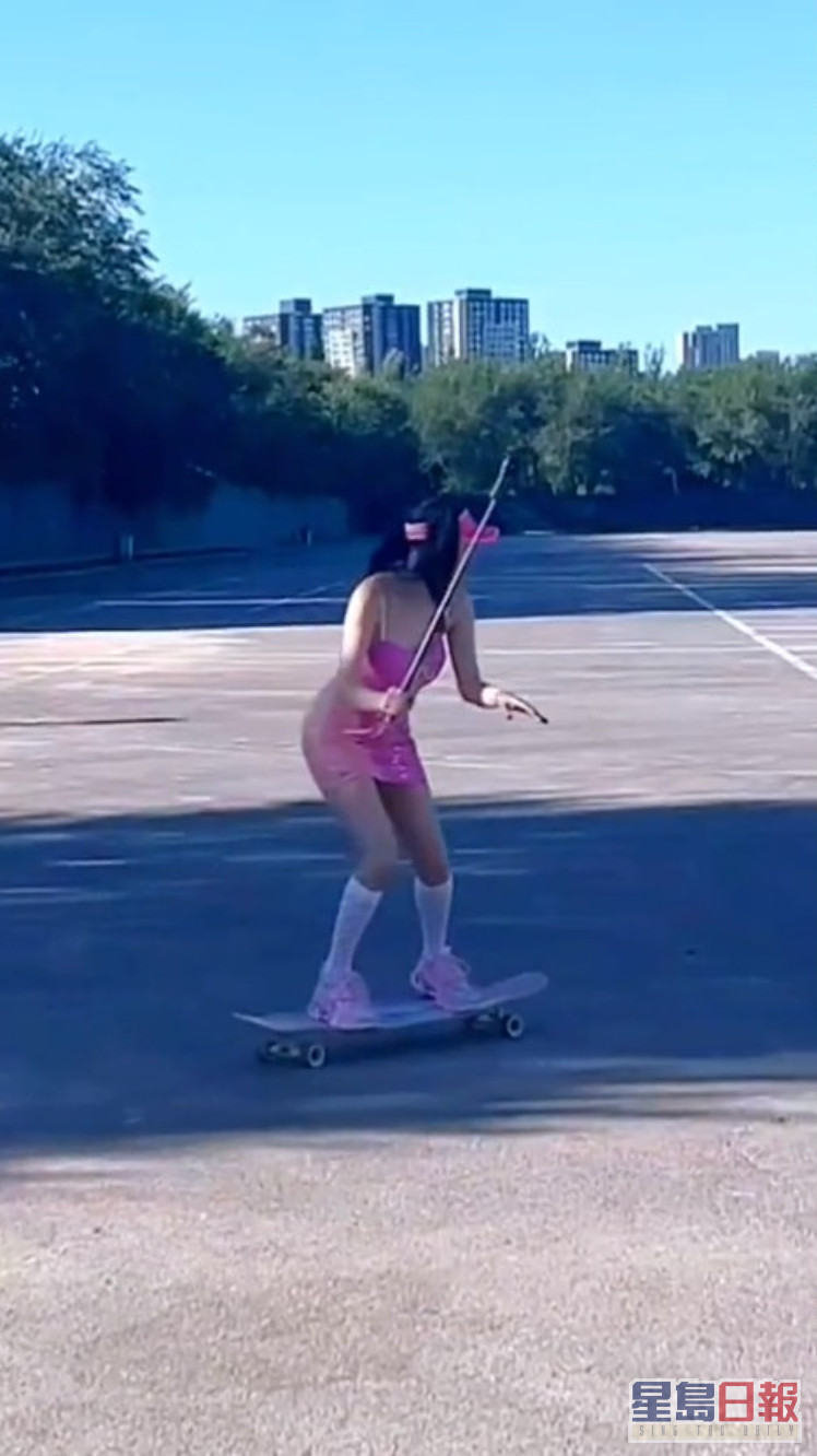 锺丽缇再以萤光粉红造型拍踩滑板影片，网民反应两极。