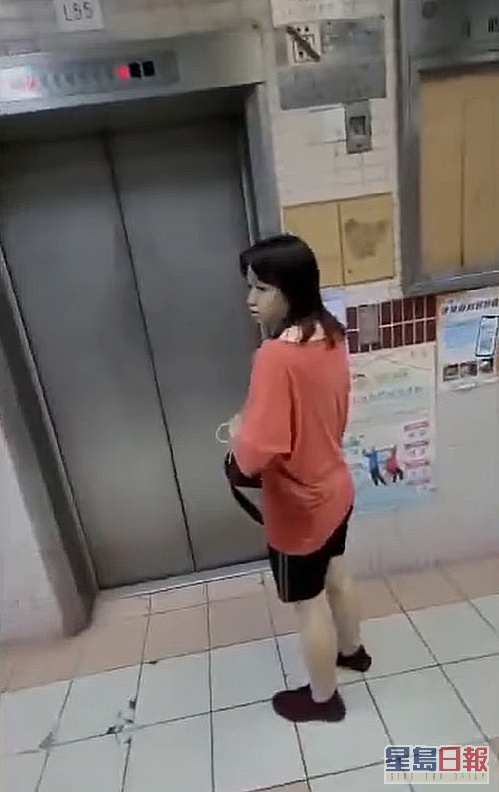 阿仪涉去年9月在朗屏邨乘电梯没有佩戴口罩。网片截图 
