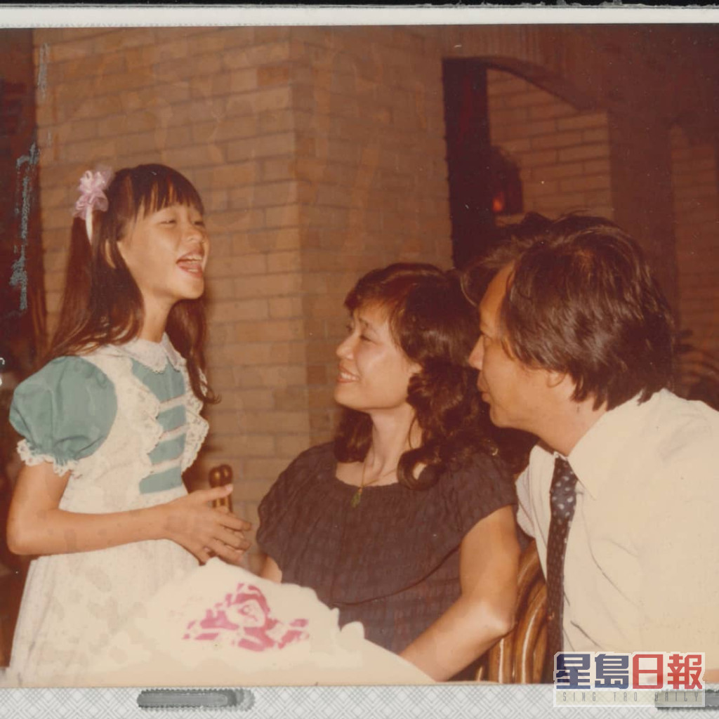 林志玲分享小时候与父母的照片。