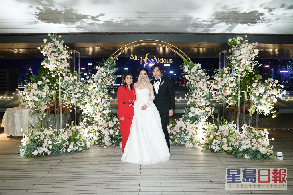 TVB高层乐易玲到场祝贺一对新人。