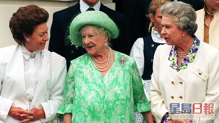 瑪嘉烈公主(左)與女皇(右)1993年一同出席慶祝皇太后(中)93歲壽辰慶典。AP資料圖片
