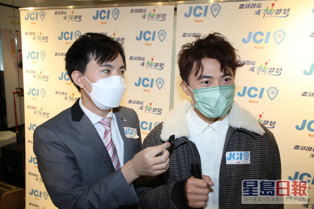 何弘轩（左）和黄剑文（右）一齐出席「国际精神健康问卷发布会」活动。