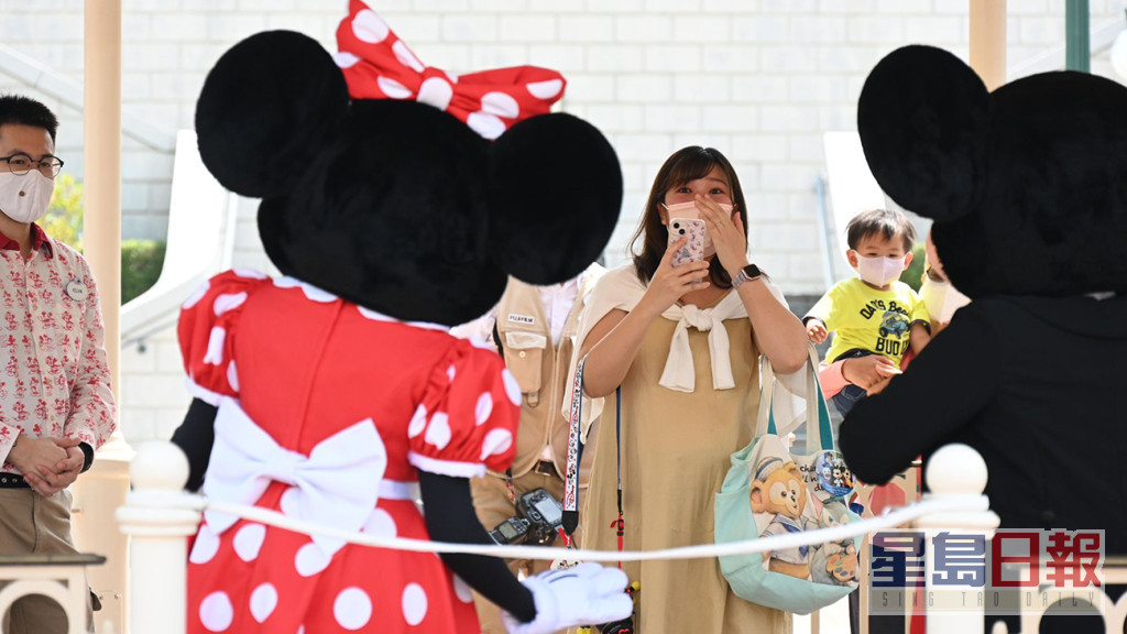 Mickey和Minnie都忙于与市民拍照。