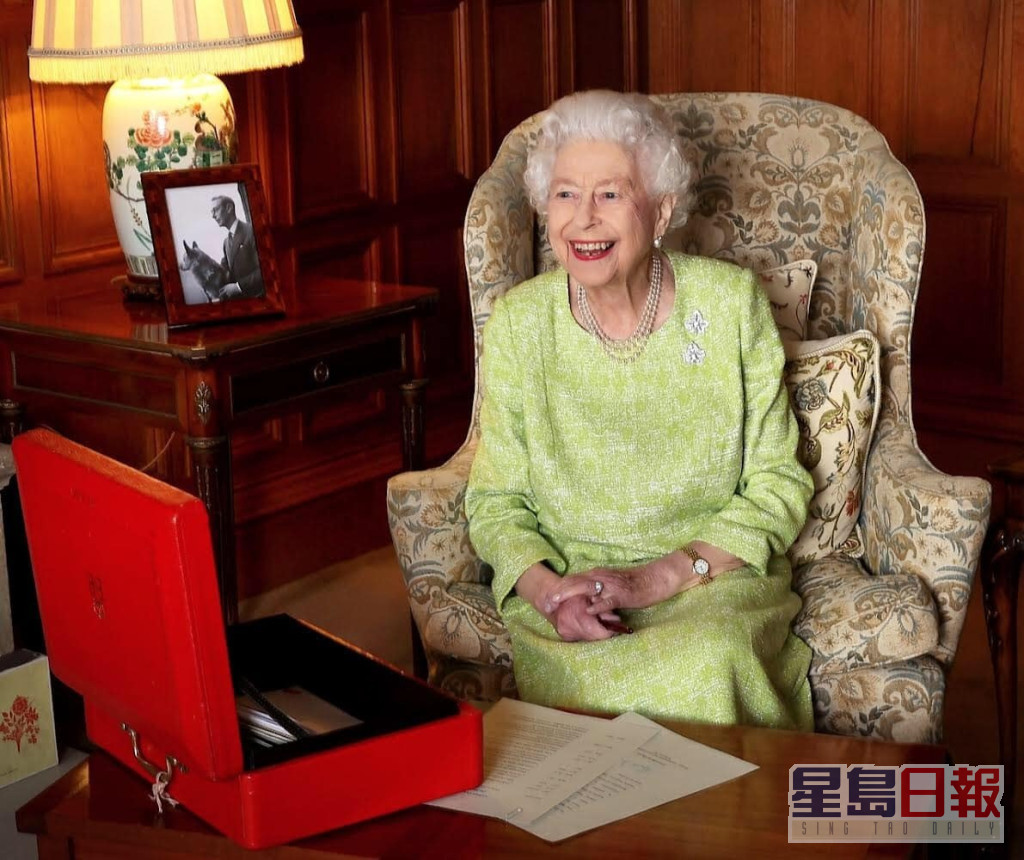 英女皇的神秘红箱常伴左右。