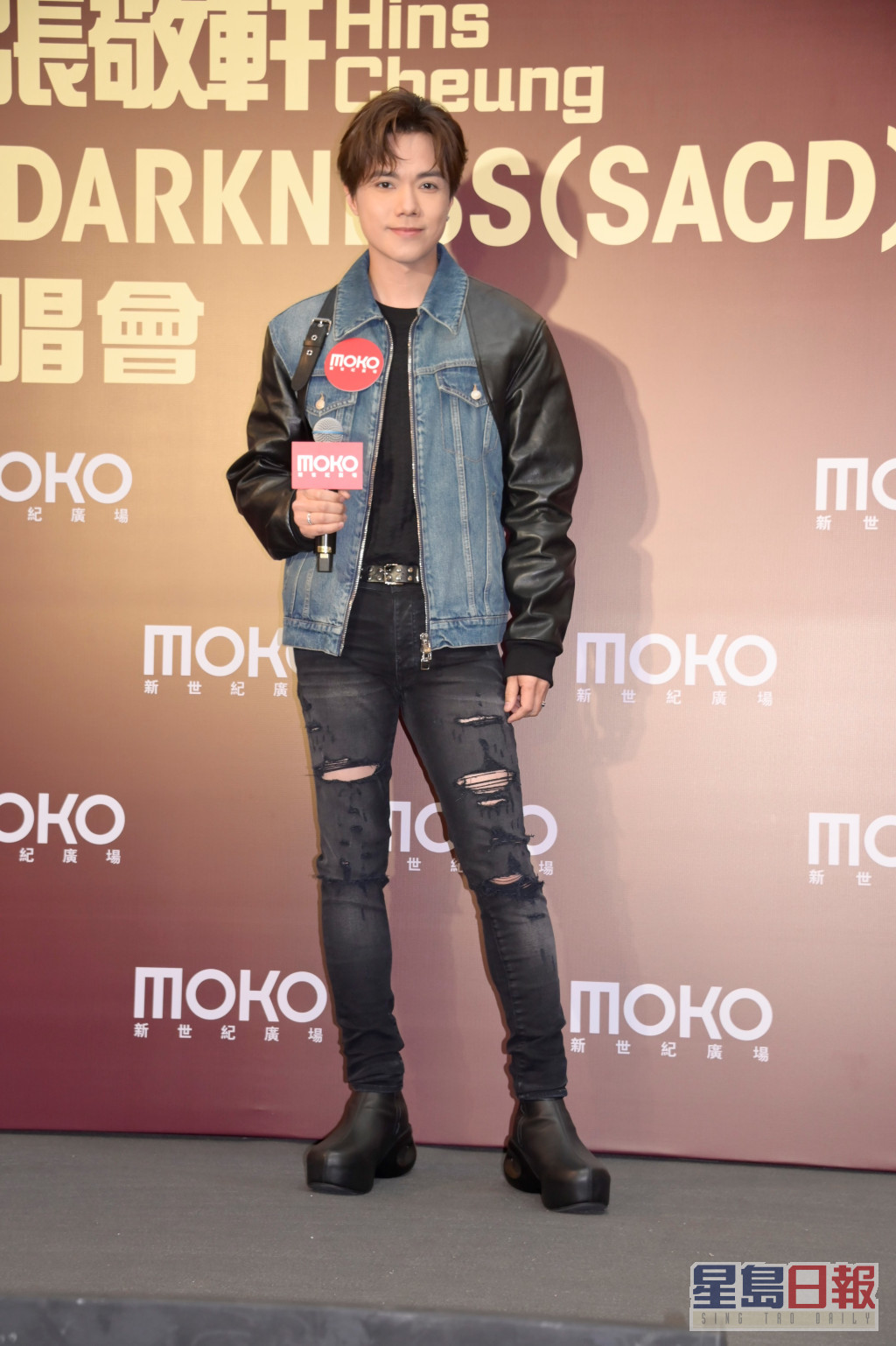 张敬轩在现场唱出4首歌慰劳Fans，因他知道凌晨4点已有Fans到场等待他。