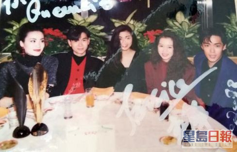 跟Brian(右1)同期歌星有天后王菲(左起)、李家明、鄒靜、劉彩玉。