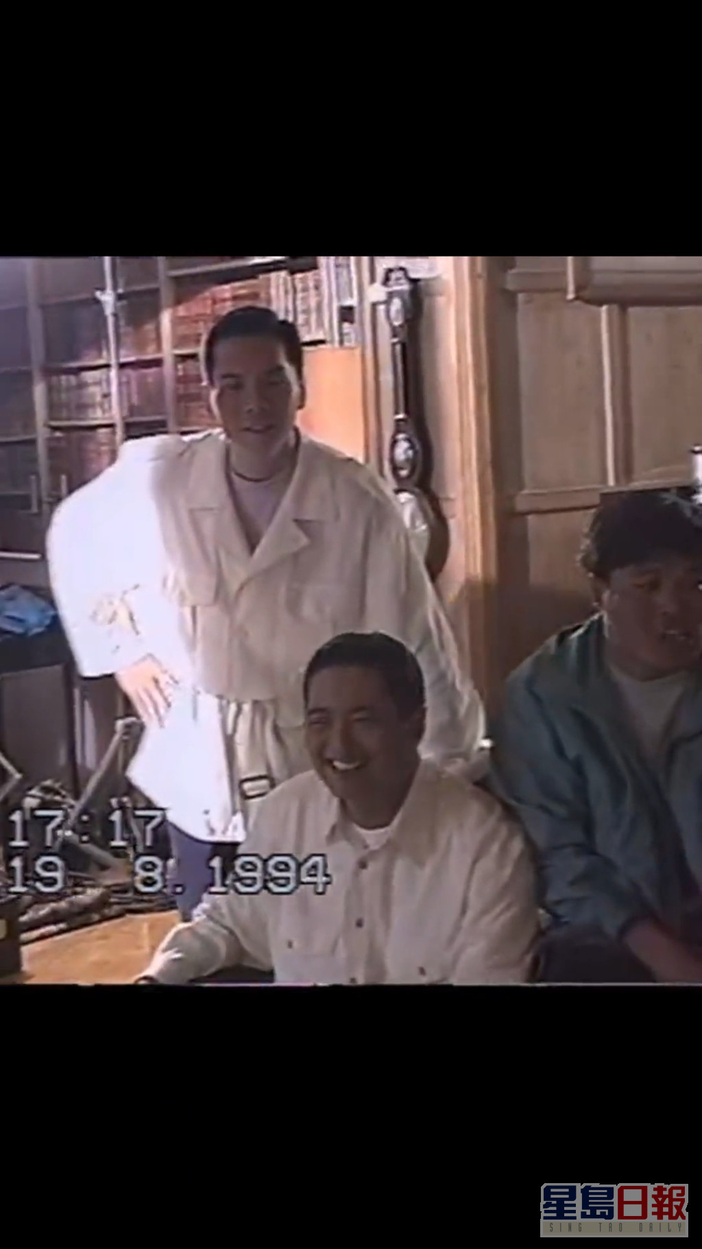 中见到日期为1994年8月19日，「高进」周润发与「龙五」向华强一同望向镜头灿笑。