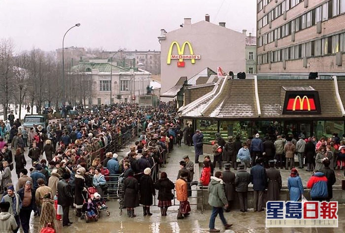 莫斯科麦当劳1990年开张首日的盛况。资料图片