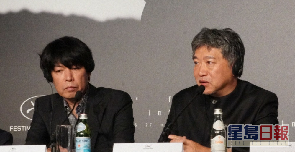 是枝裕和（右）表示领奖后，会立即向已先行回国的编剧拍档坂元裕二（左）汇报喜讯。