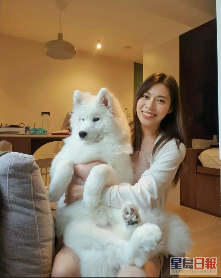 冯嘉敏似乎养了多只爱犬。