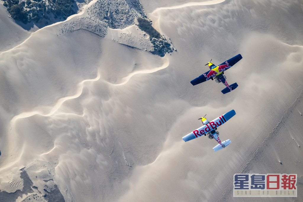 Red Bull Air Force两名飞行员将空中交换飞机驾驶。