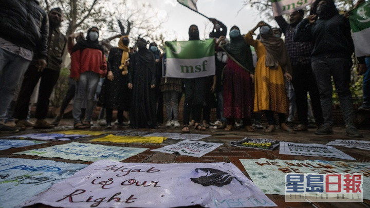 穆斯林女学生持续为戴头巾上学示威。