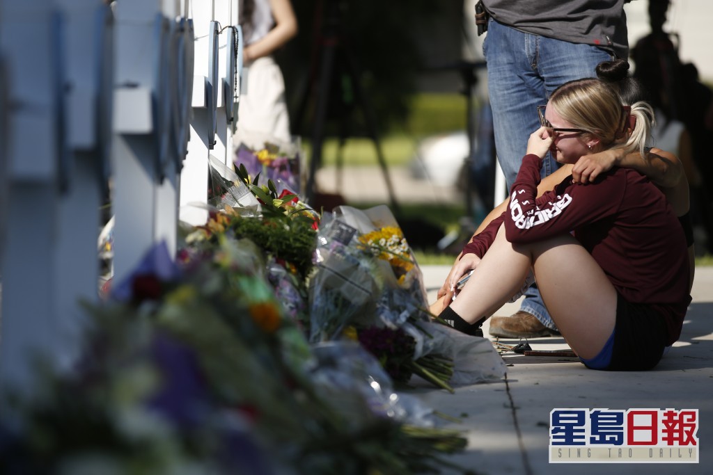 民众到小学外献花悼念。AP图片