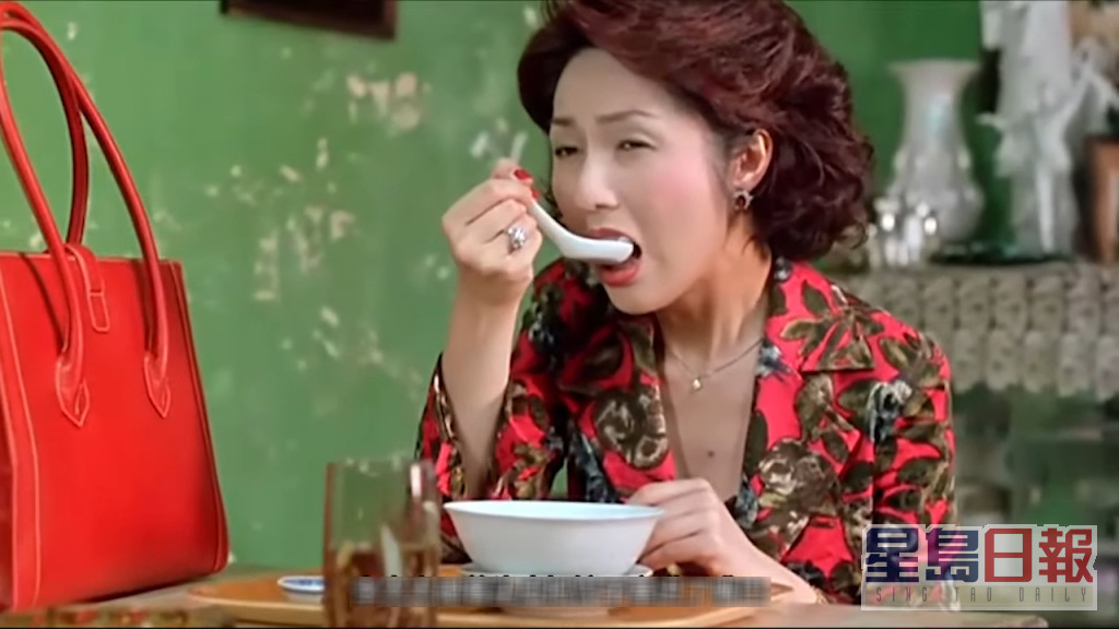 艾菁菁（杨千嬅 饰）沉迷吃胚胎饺子，身上更散发出臭味。