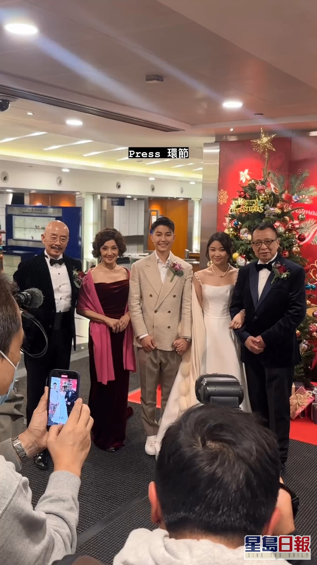 囡囡許惠菁與新加坡男友Shane晚上設宴舉行婚禮。