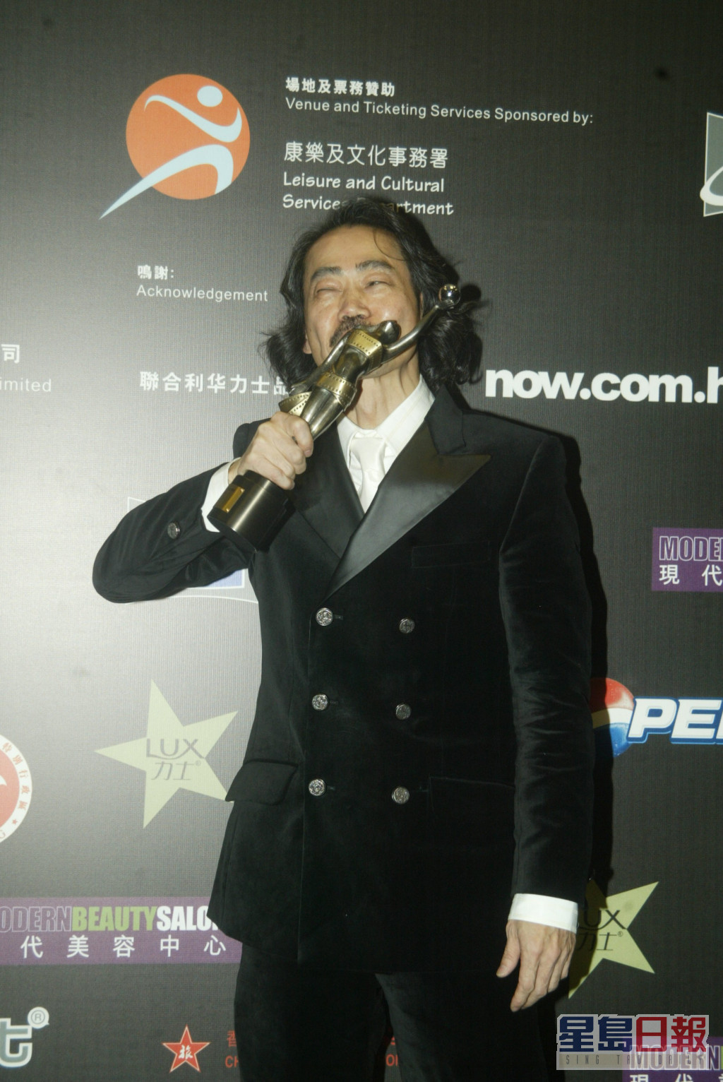 元华在周星驰电影《功夫》饰演「包租公」，更获得2005年金像奖最佳男配角奖。