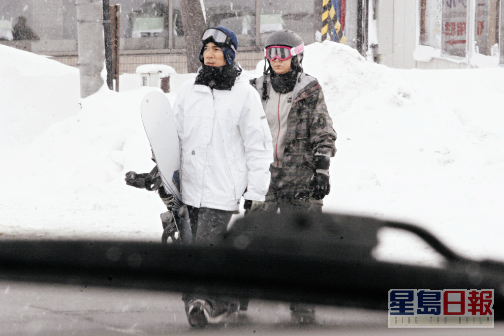 梁朝伟与太太刘嘉玲都热爱滑雪，2006年已被拍到两人一同到北海道滑雪。（东周刊图片）