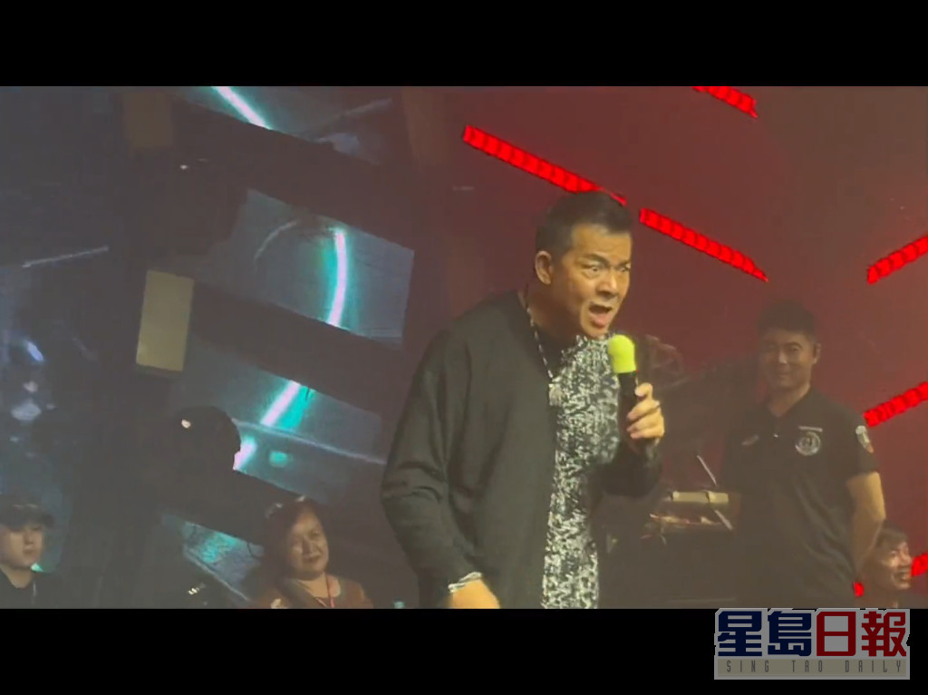 片中吴毅将忽然挑衅台下观众。