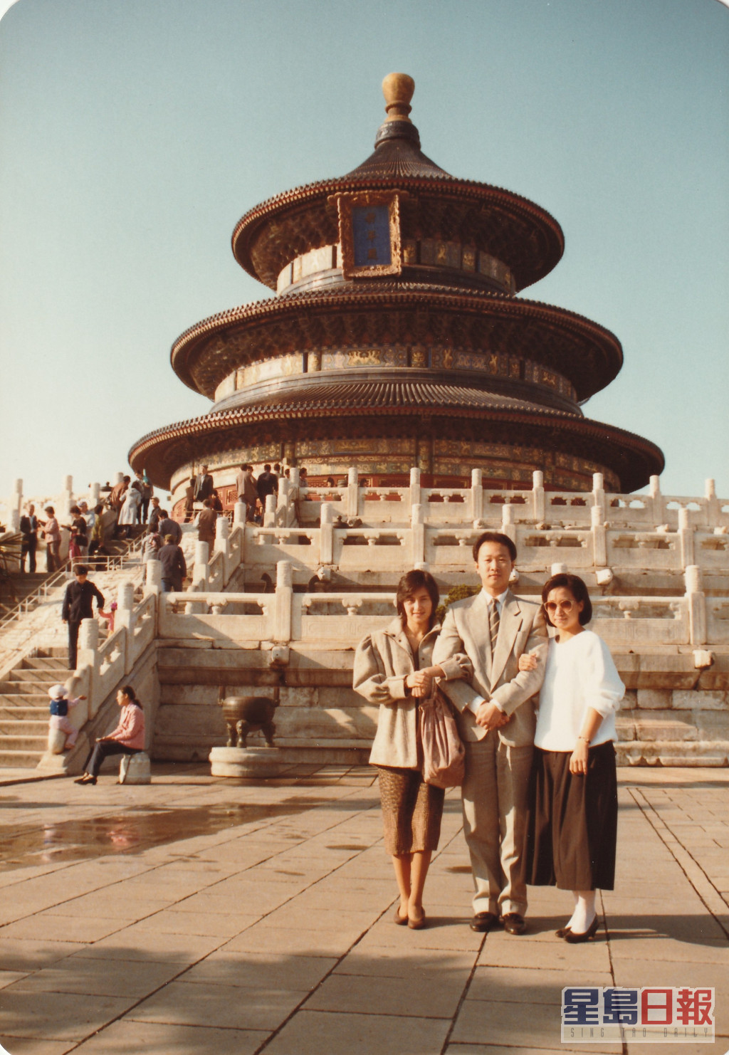 1986年何超琼（左）初次踏足北京，参观了天安门、颐和园、天坛及长城。