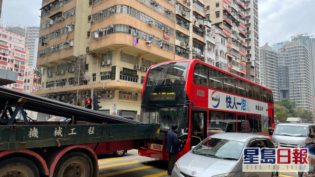 钢筋直插入巴士挡风玻璃。图:马路的事 网民Edwin Ying Fai