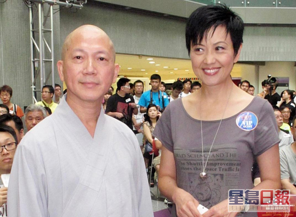 叶青霖父亲1994年患上末期肝癌，他常在爸爸病床边念读佛经，开始接触佛教。