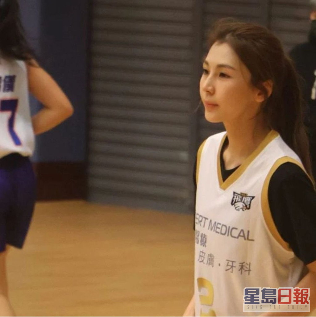 Zaina加入EMlookreal女子篮球队，试过参加友谊赛。