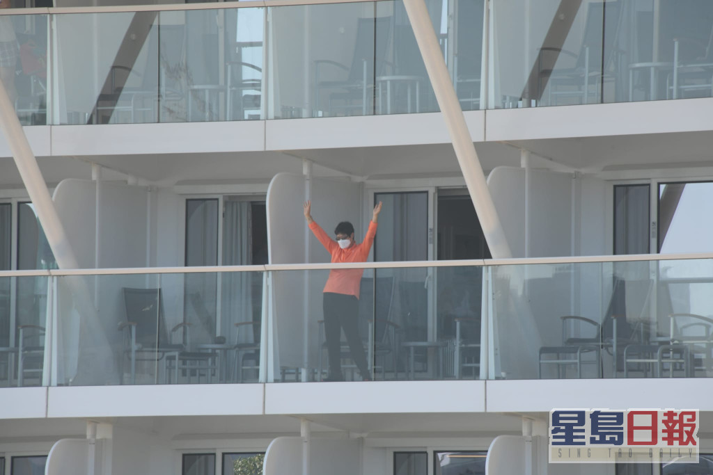 船上有旅客做運動。