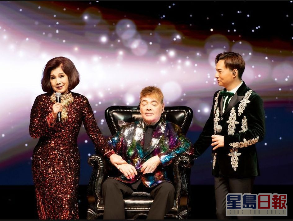 去年12月，張偉文跟姚煒及方俊同台演出。