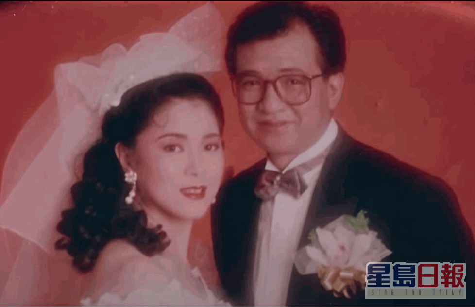 Benz雄与太太龙嬿而因朋友聚会而认识，拍拖约7年后于1992年结婚。