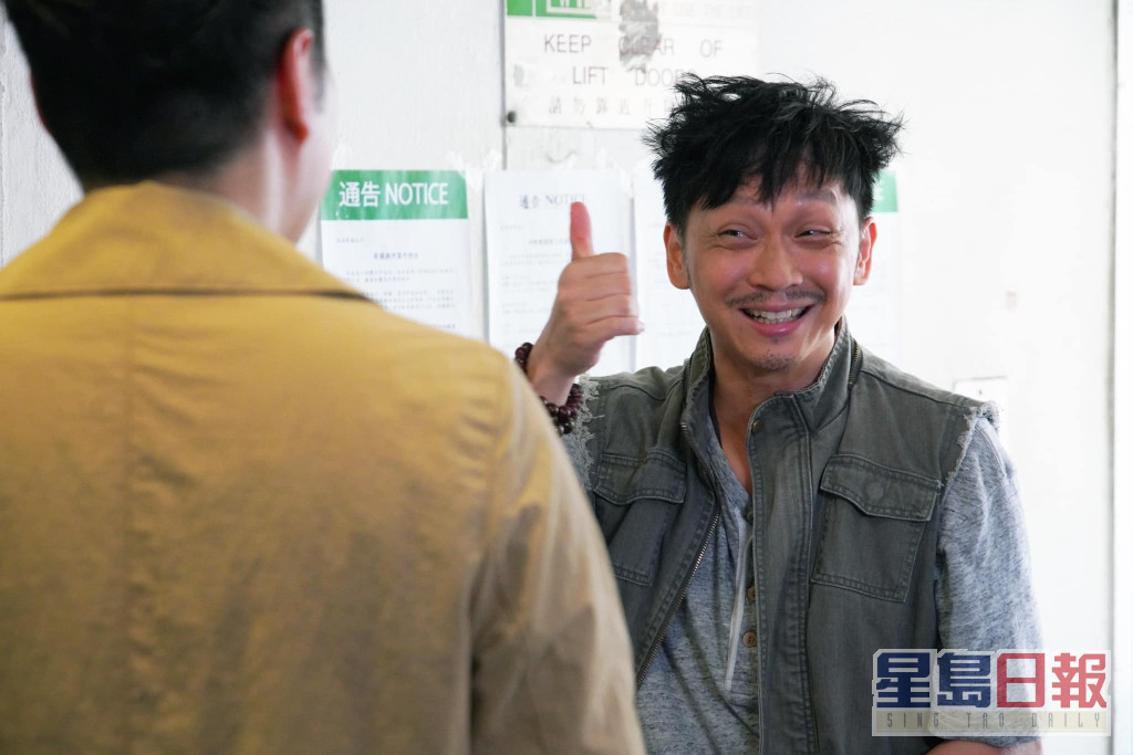 邓智坚在《下流上车族》演出入型入格，获得观众激赞。