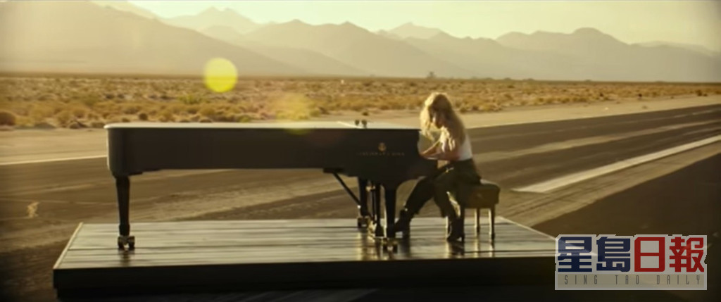 Gaga在机场跑道上弹琴，非常唯美。
