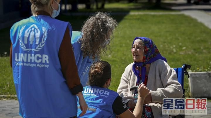 聯合國難民署指逾600萬烏克蘭人已離國成為難民，當中以婦孺佔多。AP圖片