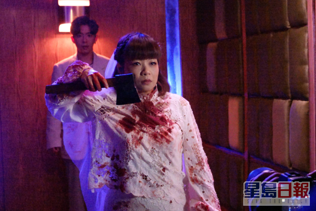 阮小仪饰演满身血渍斑斑嘅新娘，个样都几恐怖。