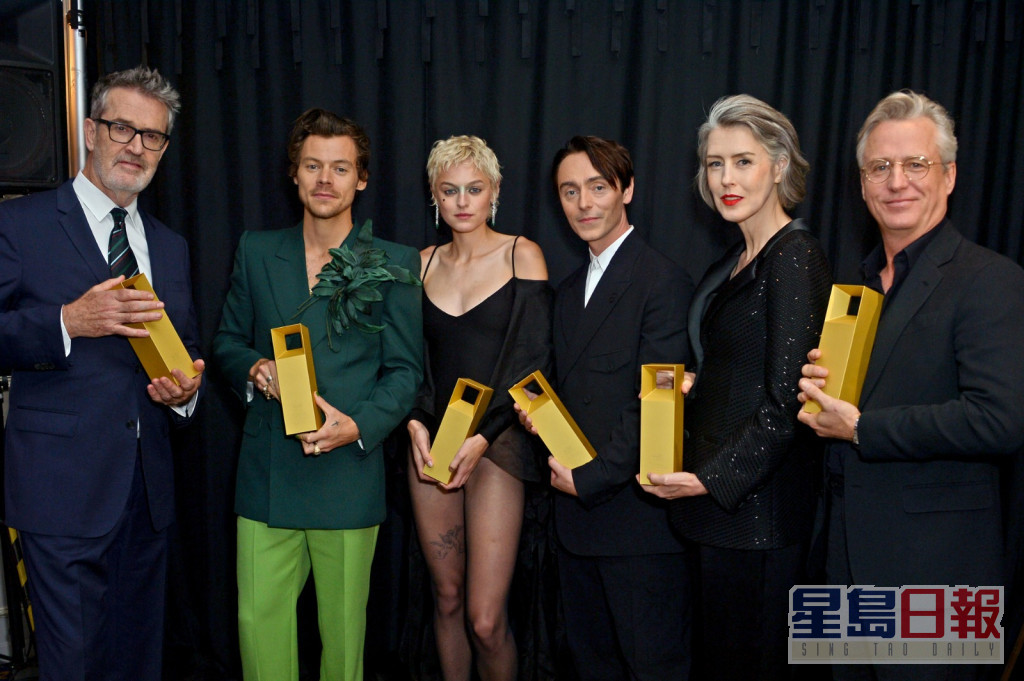Harry Styles（左二）、《王冠》女星Emma Corrin（左三）等《The Policeman》演员都获TIFF颁贡献奖。