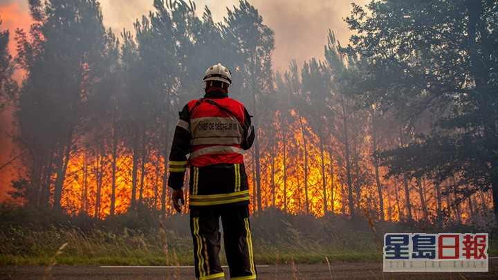 当局派出1000名消防员扑救山火。AP图片