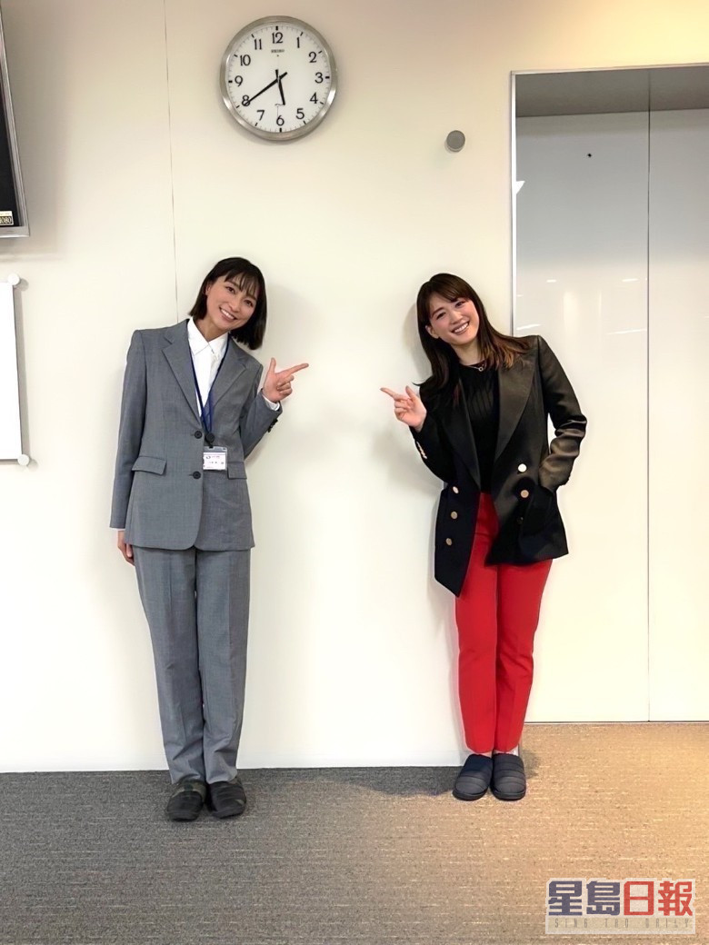 渡边杏（左）主演剧接棒播出，绫濑遥都合照留念。