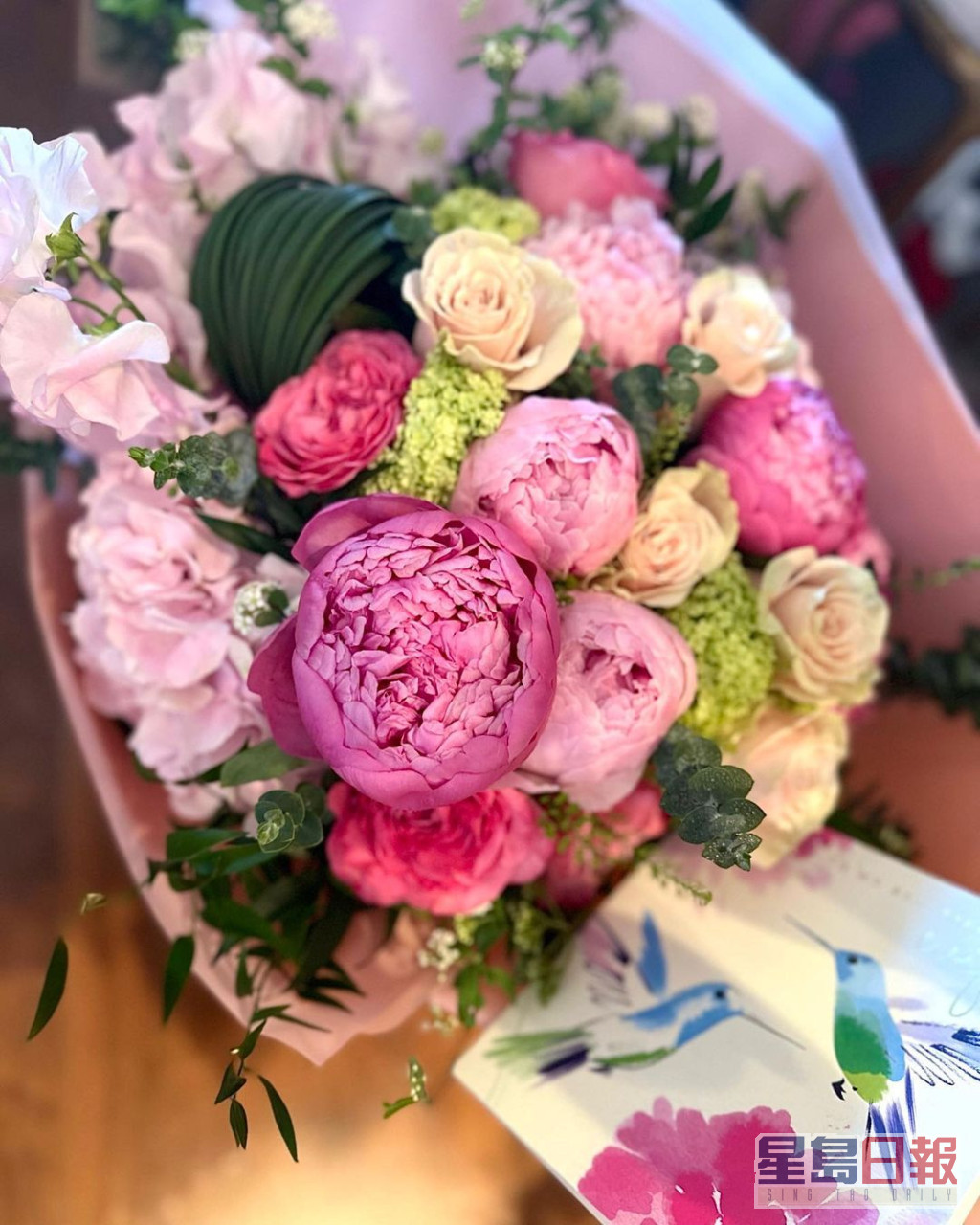 黎姿于结婚14周年纪念日在IG分享美丽花束照。  ​