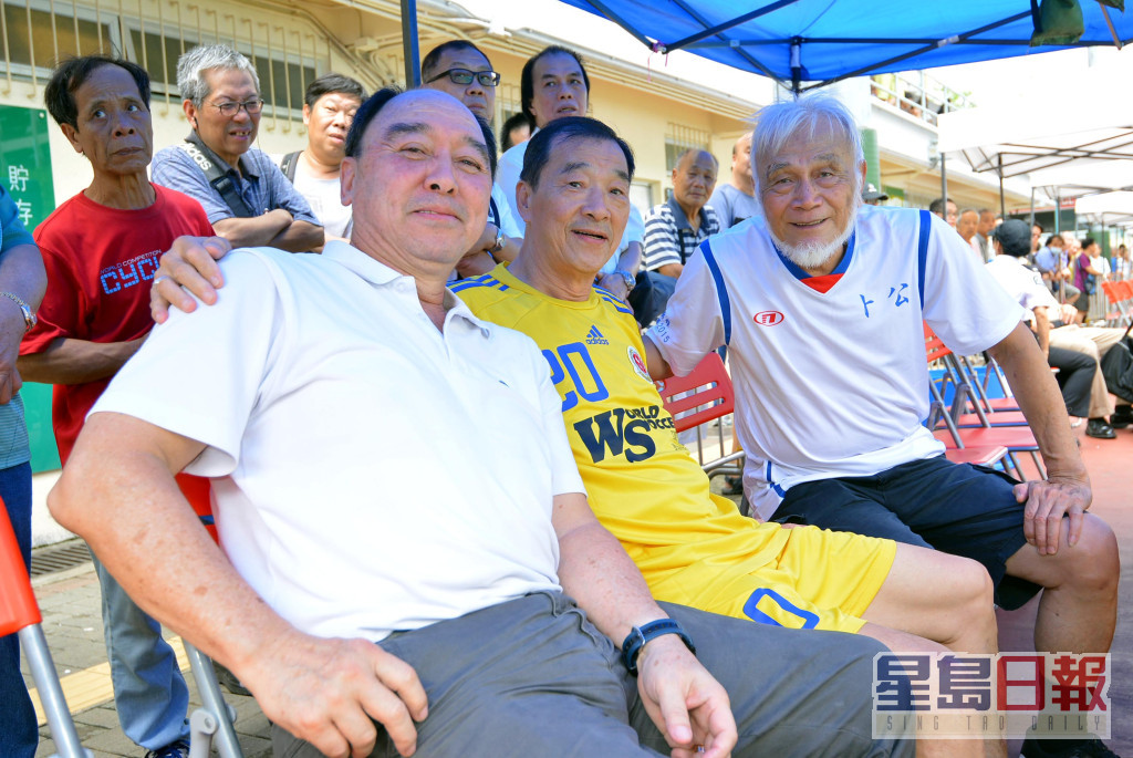 何鑑江（右）近年何鑑江活躍於網台足球節目。