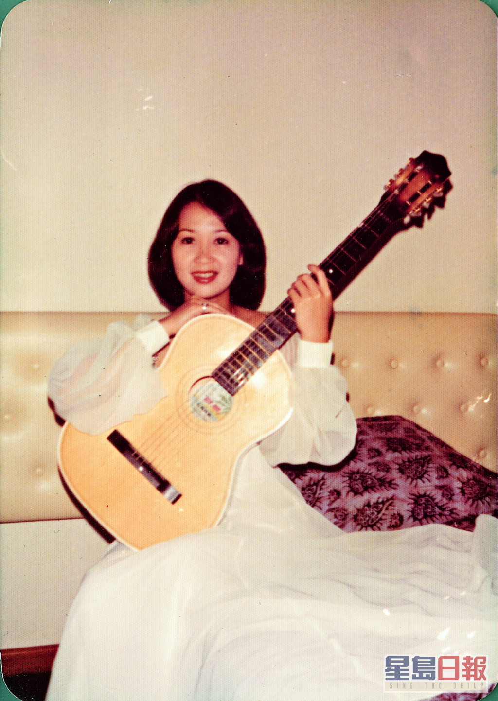 朱咪咪在13岁开始已经跟着家姐于新加坡酒廊唱歌。