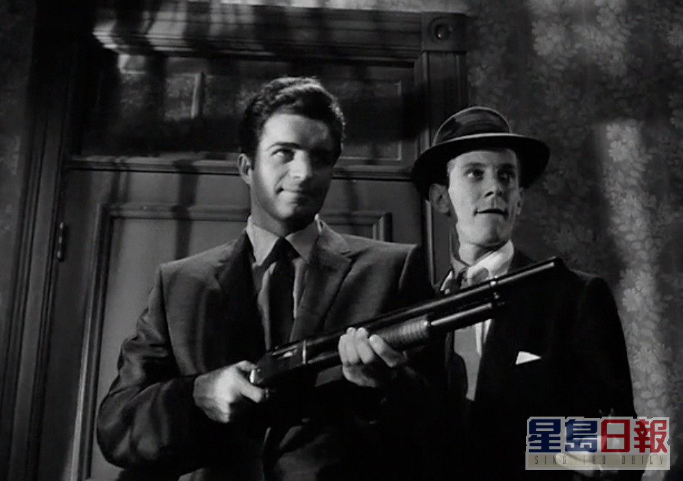 Joe（右）于1956年电影《火拼黑地狱》中，与名导史丹利寇比力克首度合作。