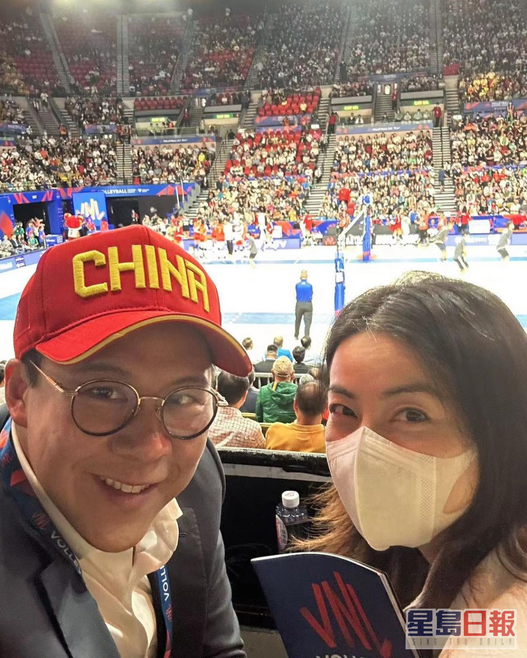 两人早前结伴看世界女排联赛香港站，捧中国女排。