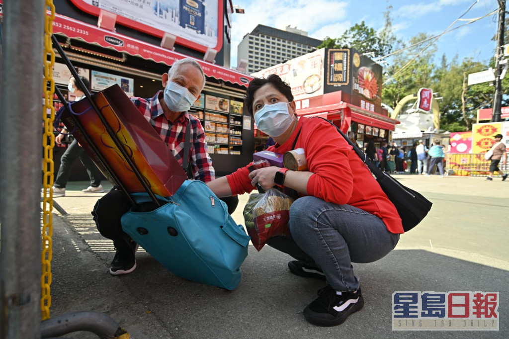 市民在工展会尽情购物。