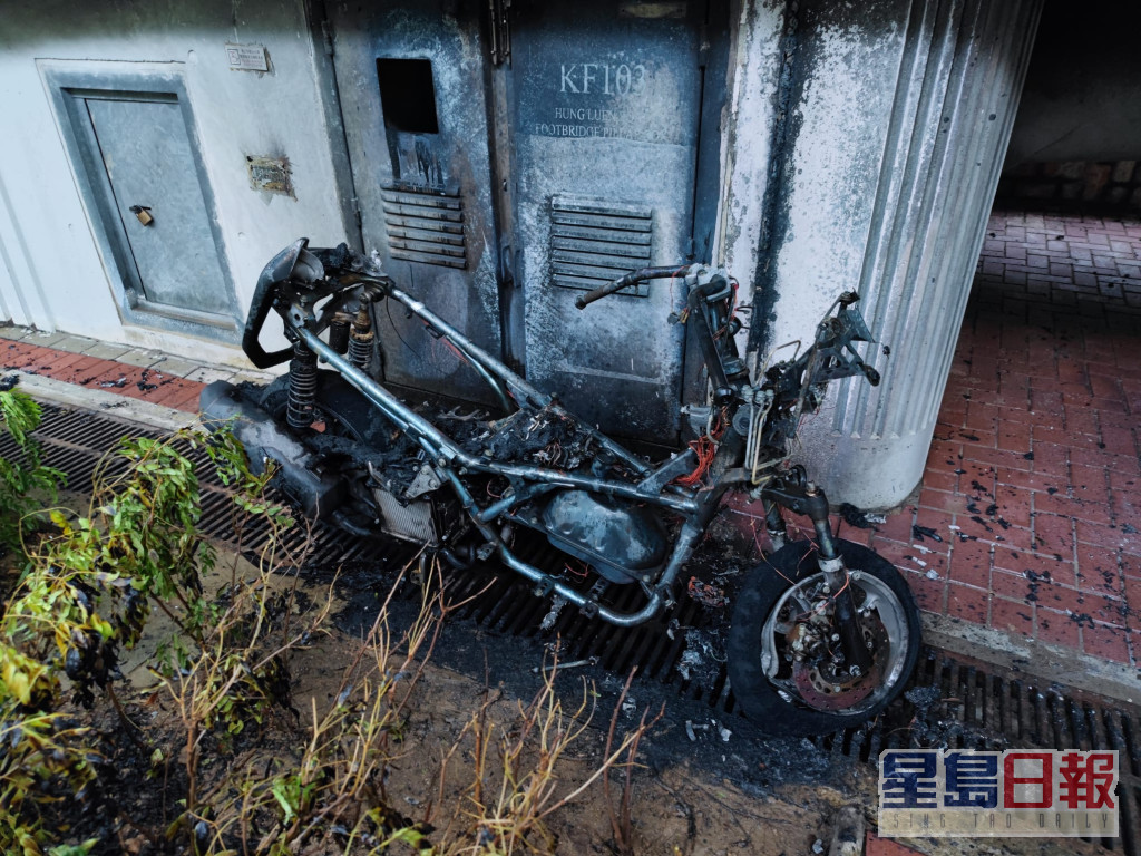 电单车被烧成废铁。