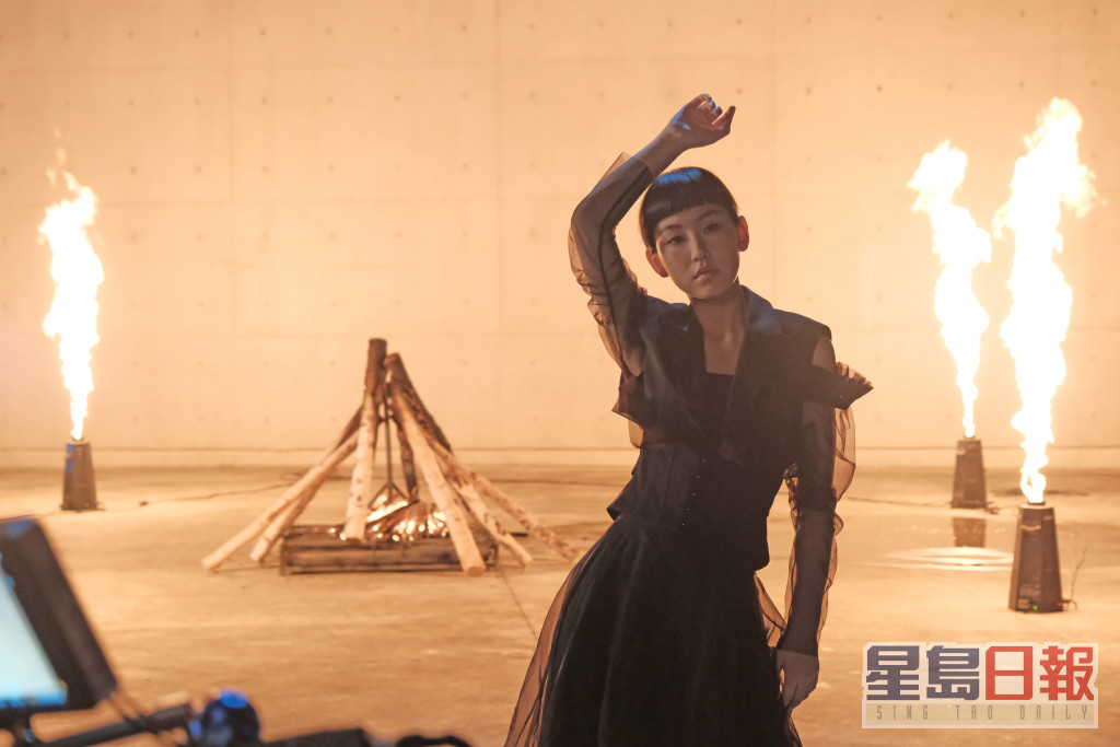拍新歌《焰》的MV，希望表达团结的力量。