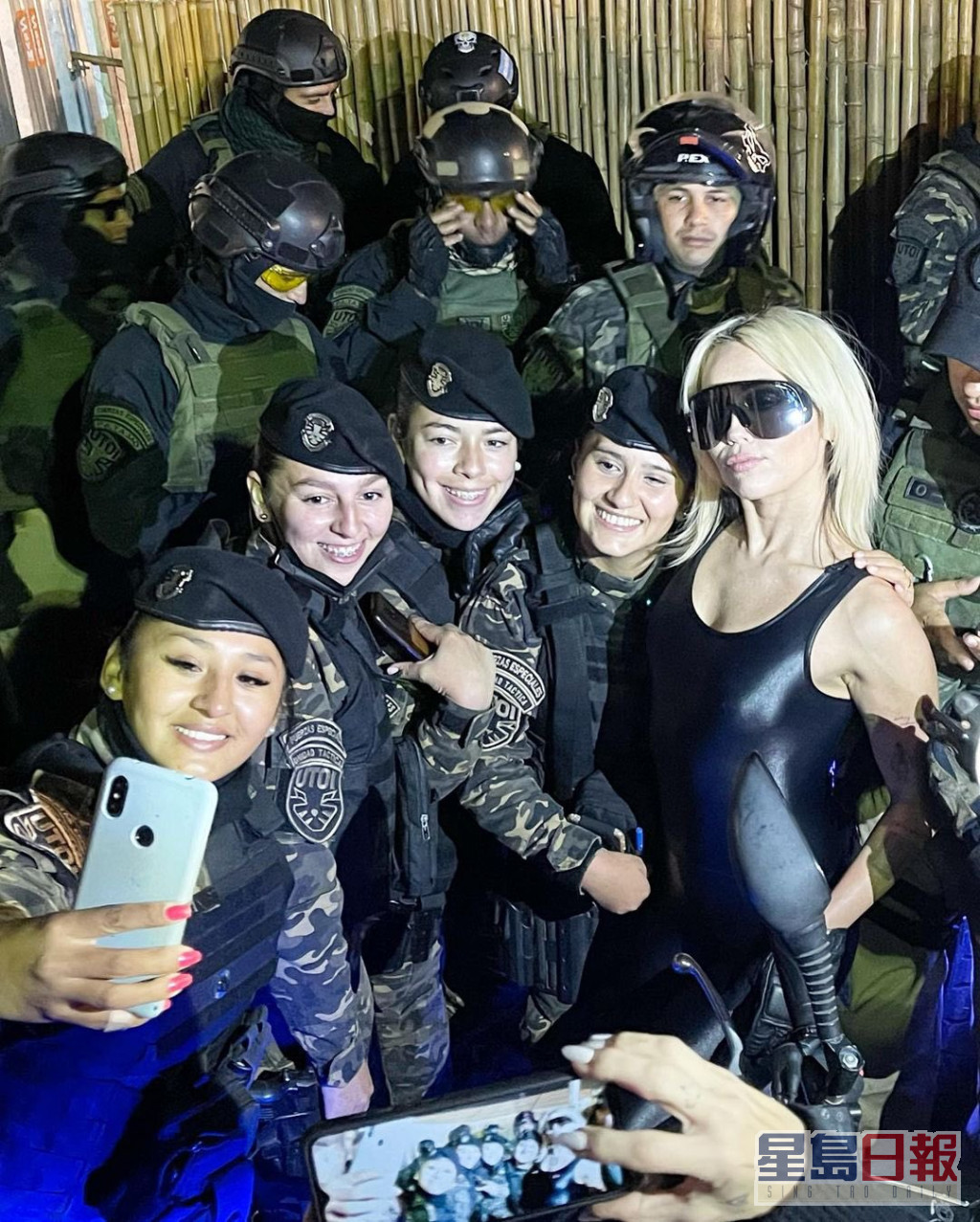 Miley周一在哥伦比亚举行巡唱。
