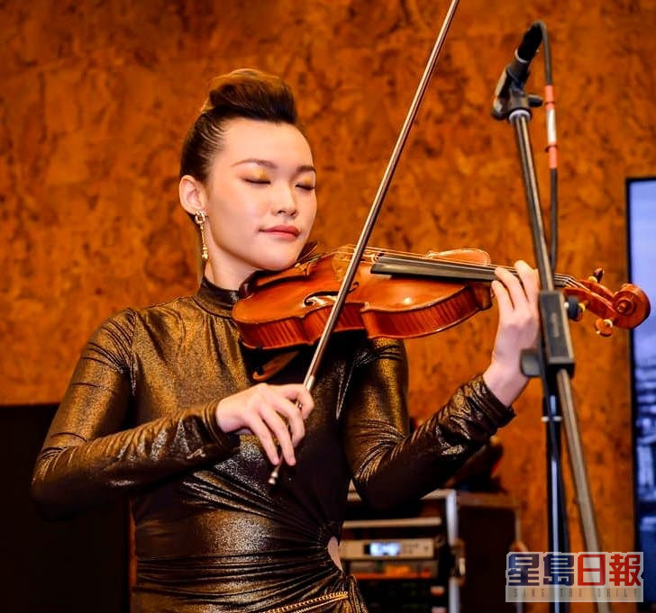 黃洛妍以15歲之齡考入被列為全球50大音樂大學的薩爾斯堡莫扎特音樂大學，，獲得小提琴演奏學士學位。