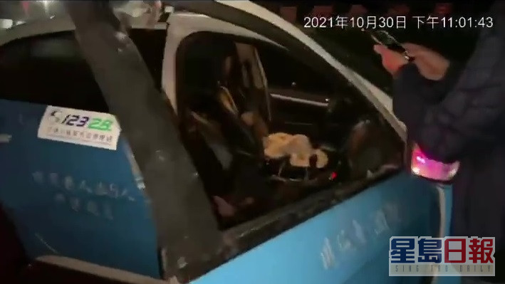 張女士的車窗遭打碎。互聯網圖片