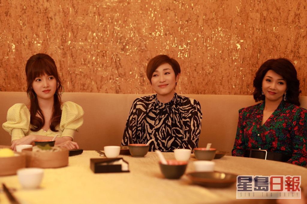 由王晶任製作人的TVB新劇《一舞傾城》，顏仟汶（右）有份演出。