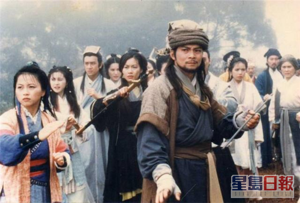 黄日华在剧中饰演乔峰。