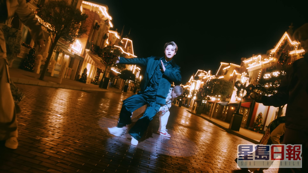 XODIAC在迪士尼乐园大跳劲舞。